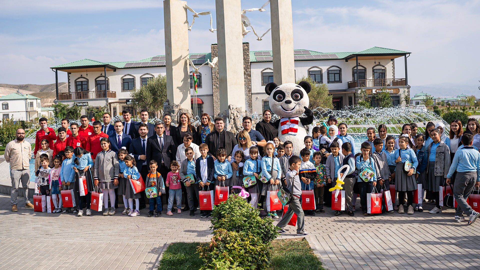 al-market-zengilanin-agali-kendindeki-mekteblileri-zefer-gununu-munasibetile-tebrik-edib